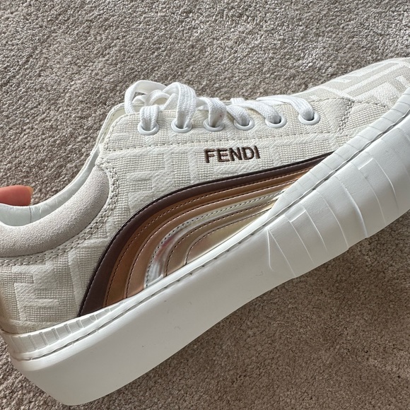 BRAND NEW NEVER WORN! - Picture 5 of 6